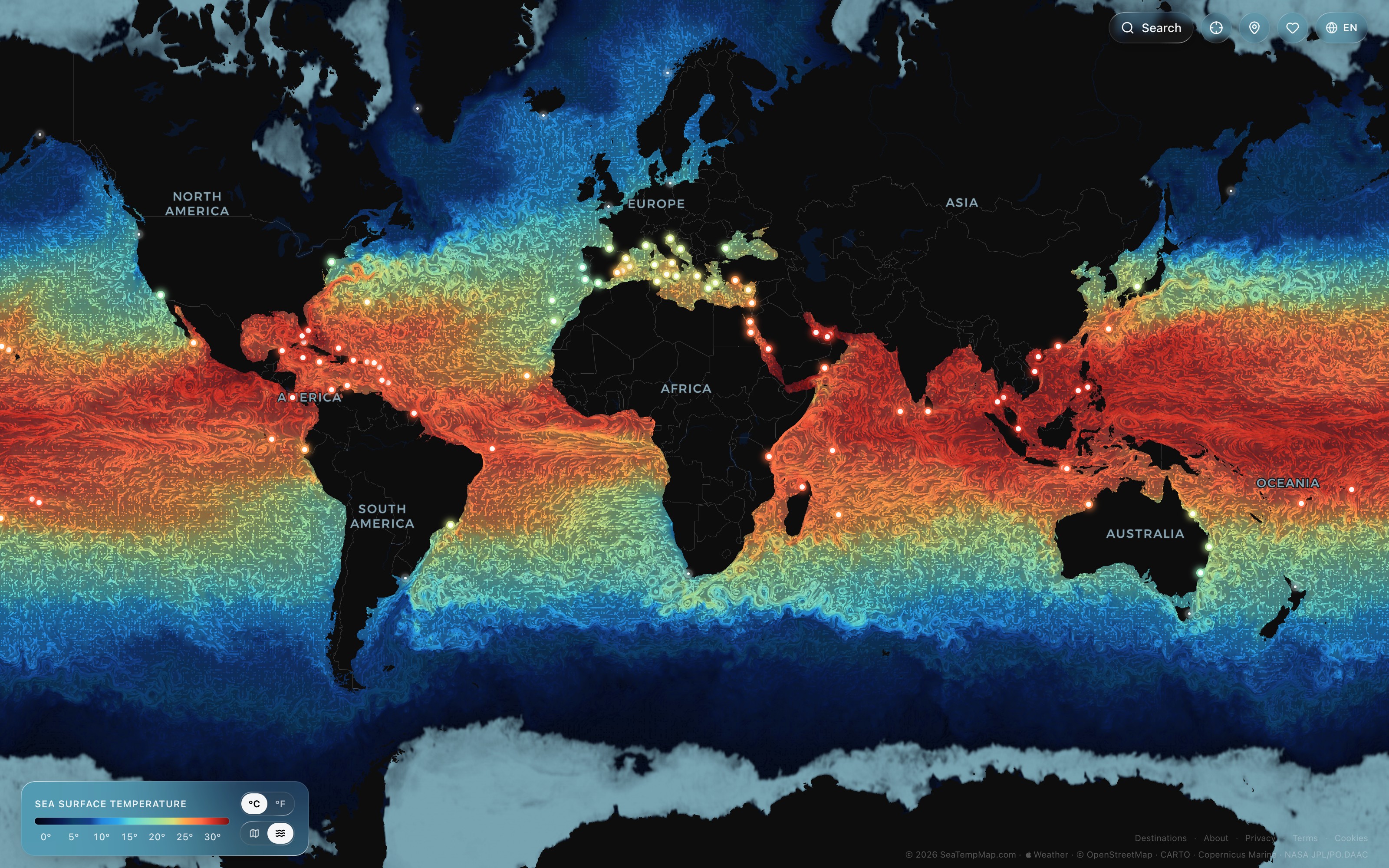 Meerestemperatur-Karte der Welt – warme tropische Ozeane in Rot, kühle Polarmeere in Blau, Meereis in Weiß, mit über die Oberfläche gezeichneten Meeresströmungen.